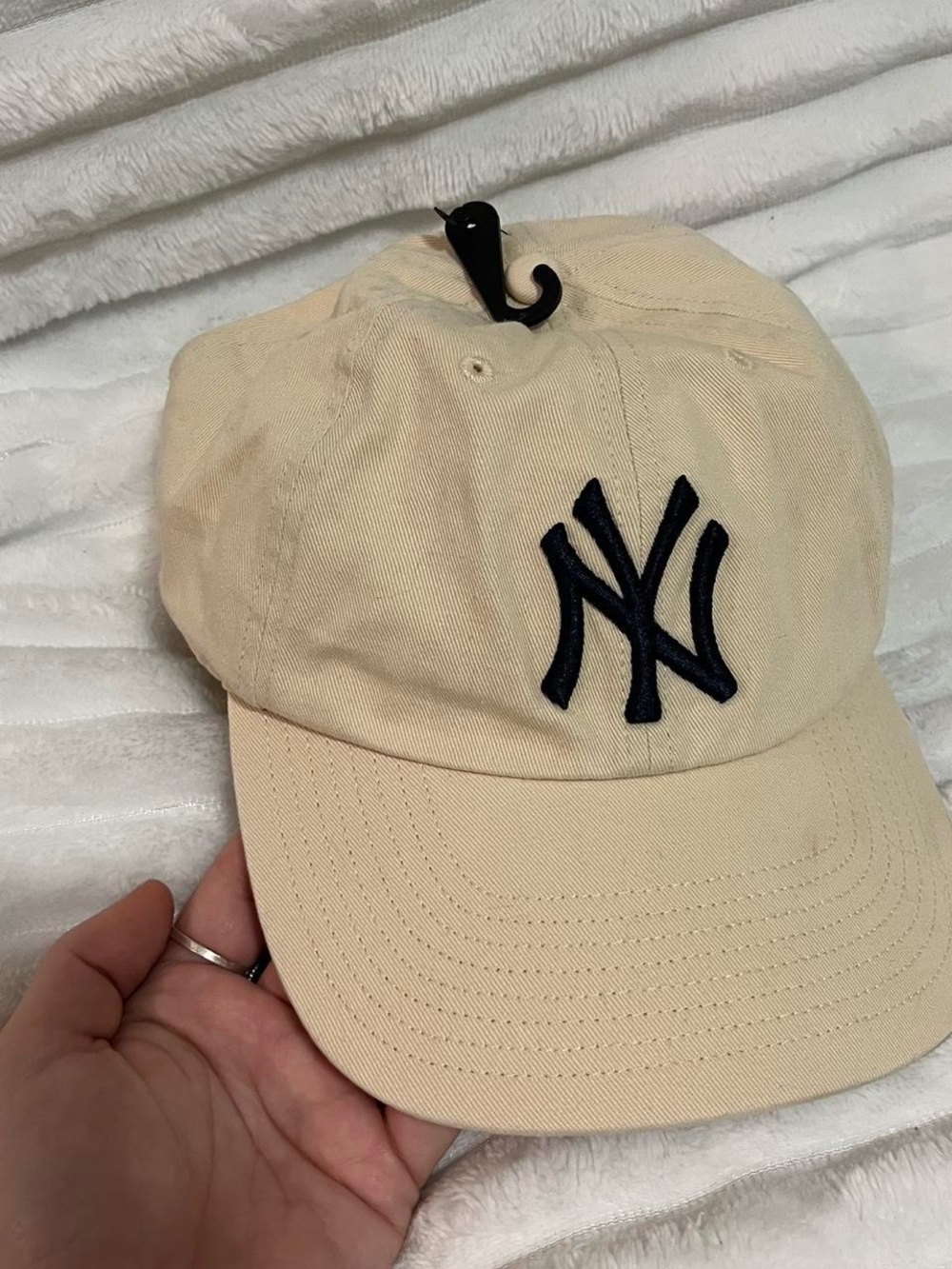 New York Yankees Cream Baseball Cap with Navy Logo